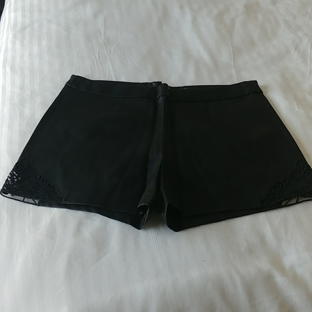 Guess faux leather short lace insert US4